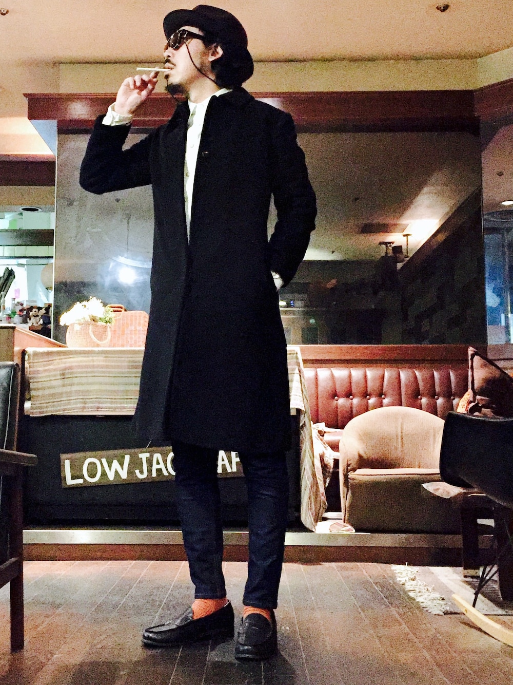 ホワイト系のシャツ/ブラウス、ブルー系のデニムパンツ、ブラック系のローファーを着用したメンズの冬コーディネートの1枚目の写真