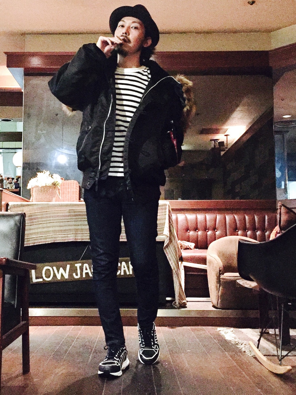 ブルー系のスニーカー、ブルー系のデニムパンツ、ブルー系のTシャツ/カットソーを着用したメンズの冬コーディネートの1枚目の写真