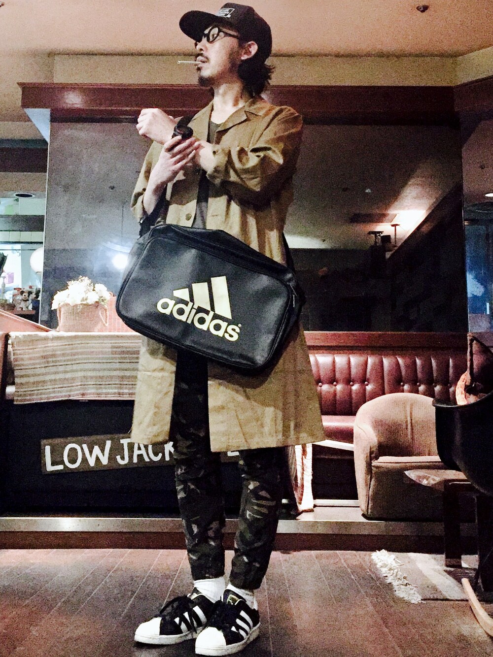 ブラウン系のその他アウター、ゴールド系のショルダーバッグ、その他のその他パンツを着用したメンズの春コーディネートの1枚目の写真