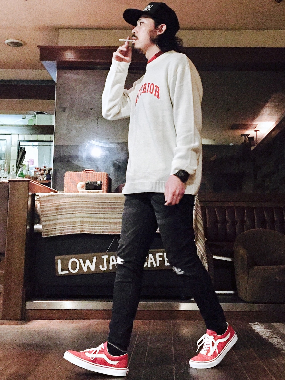 ホワイト系のニット/セーター、レッド系のシャツ/ブラウス、ブラック系のデニムパンツを着用したメンズの春コーディネートの1枚目の写真