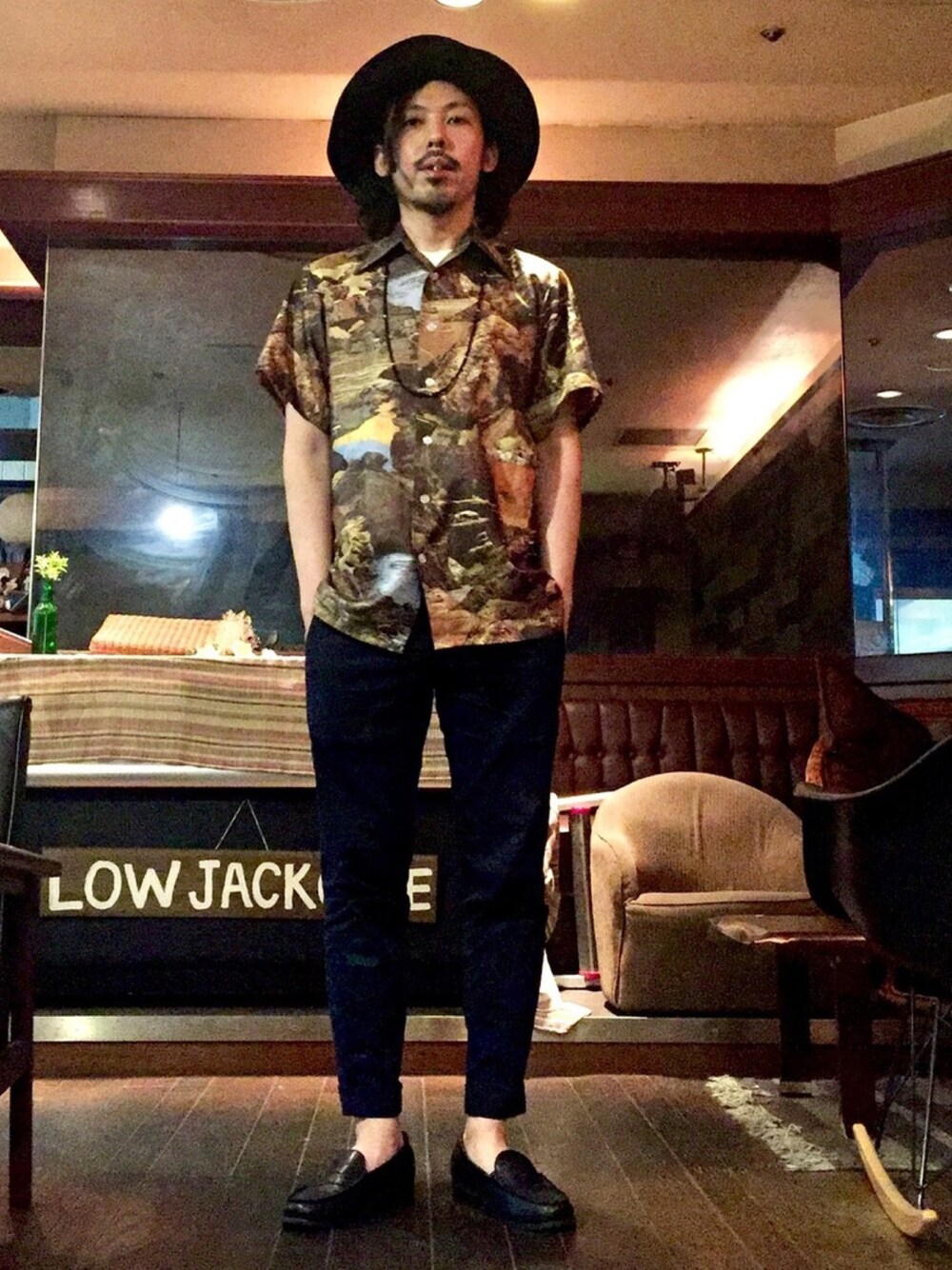 その他のシャツ/ブラウス、ブルー系のスラックス、ブラック系のローファーを着用したメンズの春コーディネートの1枚目の写真