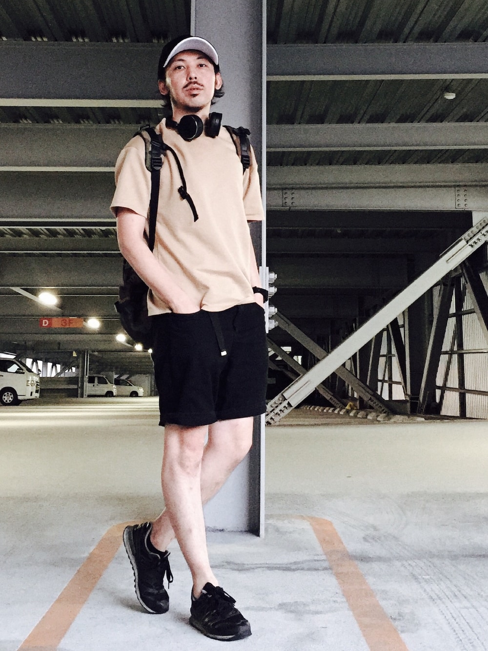 グリーン系のバックパック/リュック、ベージュ系のTシャツ/カットソー、ブラック系のデニムパンツを着用したメンズの夏コーディネートの1枚目の写真