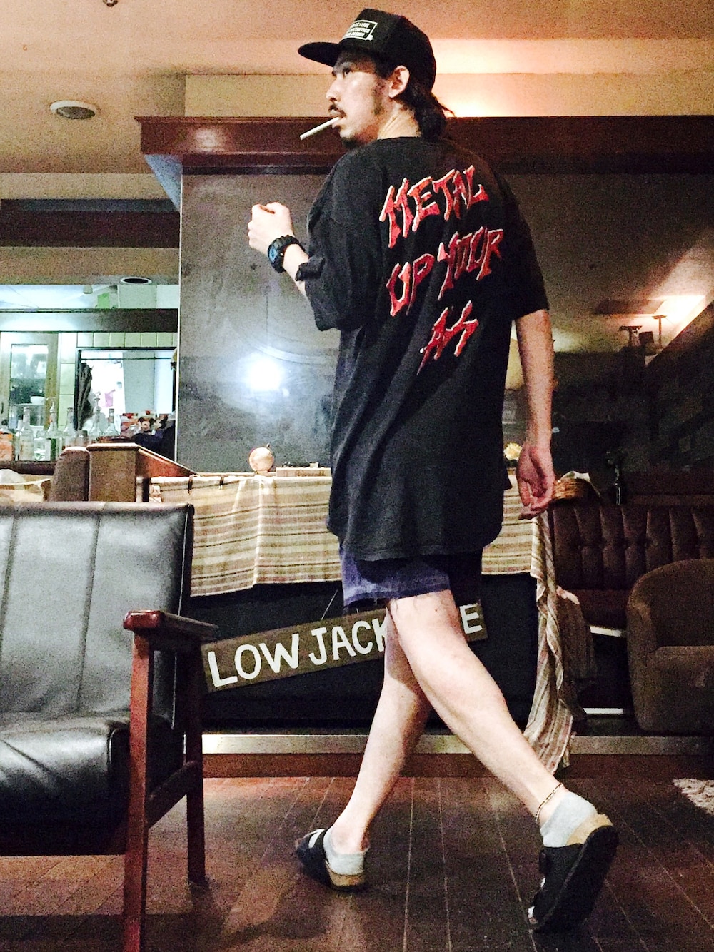 ブラック系のTシャツ/カットソー、ブルー系のその他パンツ、ブラック系のサンダルを着用したメンズの夏コーディネートの1枚目の写真