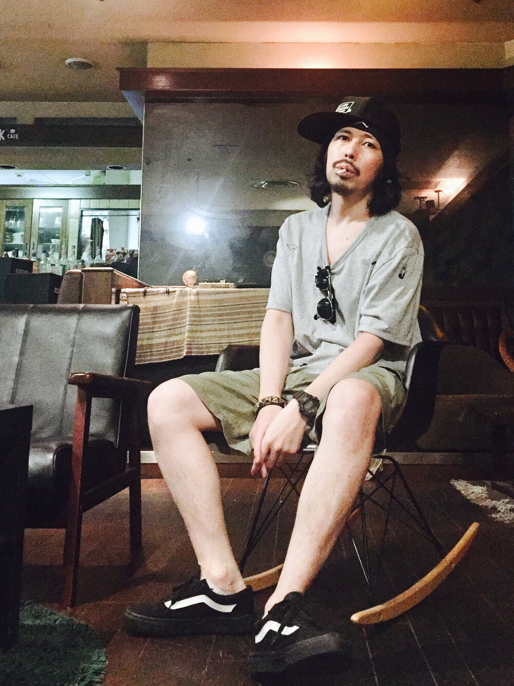 グレー系のTシャツ/カットソー、グリーン系のカーゴパンツ、ブラック系のスニーカーを着用したメンズの夏コーディネートの1枚目の写真