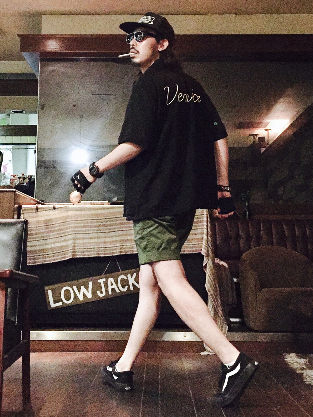 ブラック系のシャツ/ブラウス、グリーン系のその他パンツ、ブラック系のスニーカーを着用したメンズの夏コーディネートの1枚目の写真