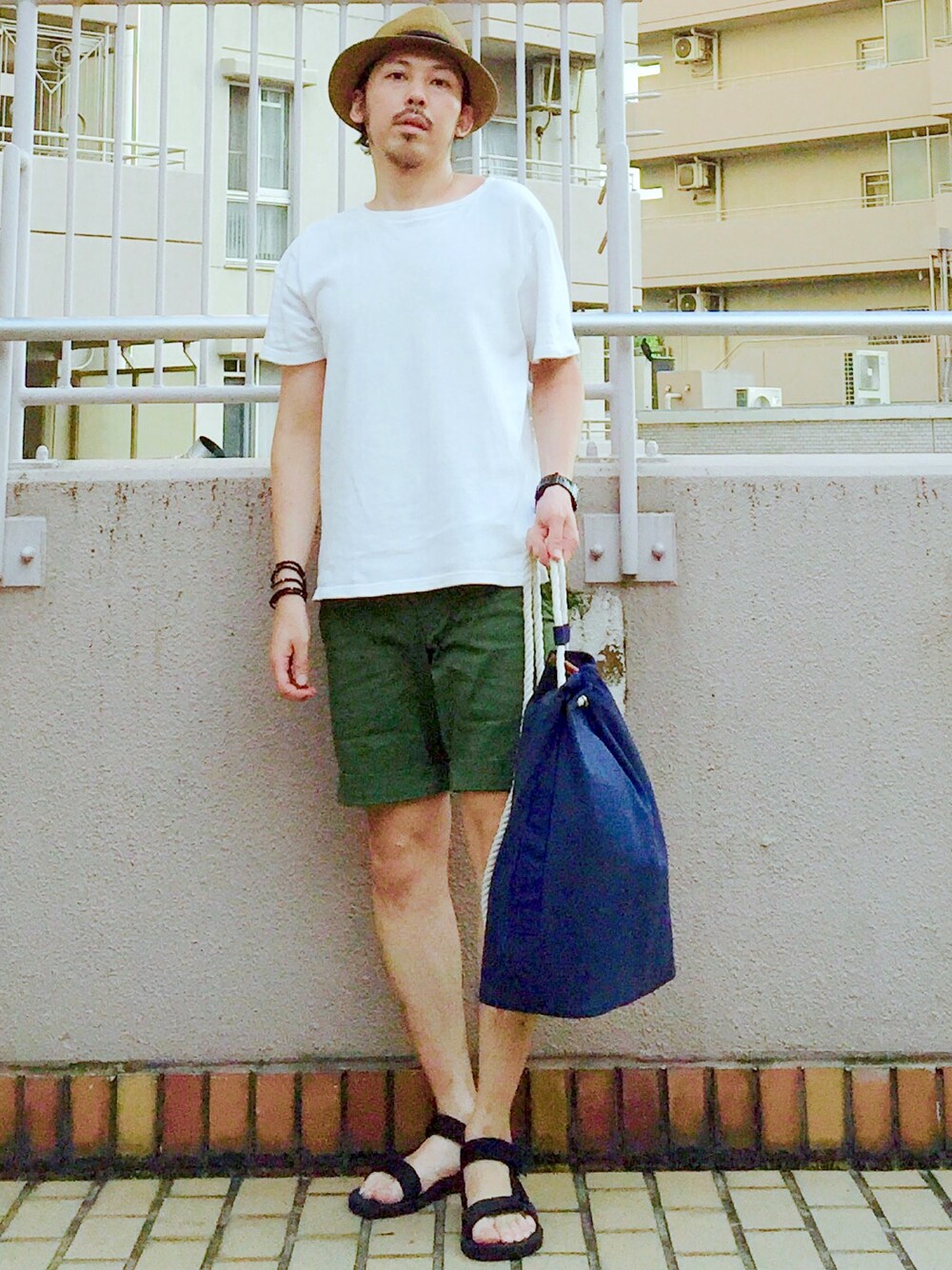 ホワイト系のTシャツ/カットソー、グリーン系のその他パンツ、ブルー系のバックパック/リュックを着用したメンズの夏コーディネートの1枚目の写真