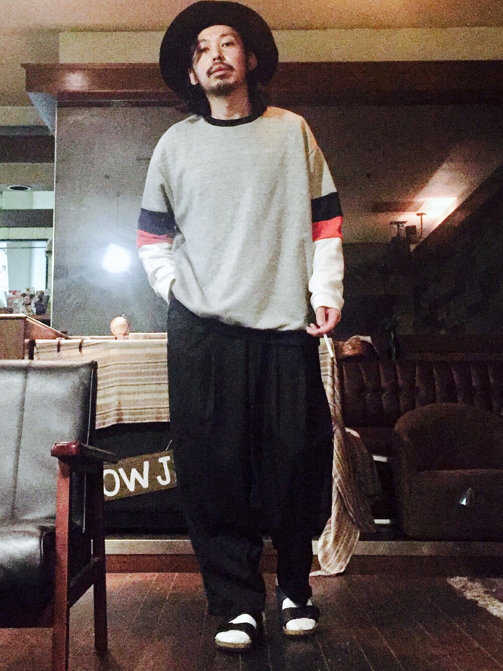 グレー系のスウェット、ブラック系のその他パンツ、ブラック系のサンダルを着用したメンズの夏コーディネートの1枚目の写真