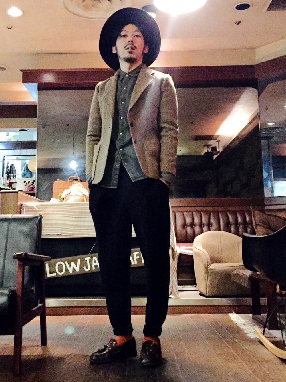 ブラウン系のジャケット/アウター、グレー系のシャツ/ブラウス、ブラック系のその他パンツを着用したメンズの秋コーディネートの1枚目の写真