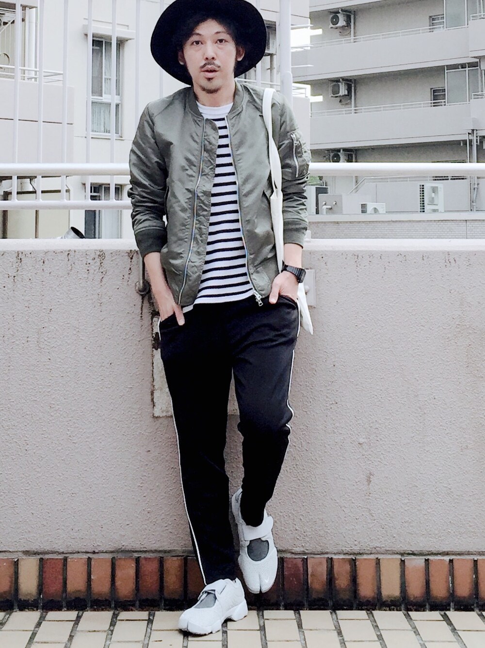 グリーン系のMA-1、ブルー系のTシャツ/カットソー、ブラック系のその他パンツを着用したメンズの秋コーディネートの1枚目の写真