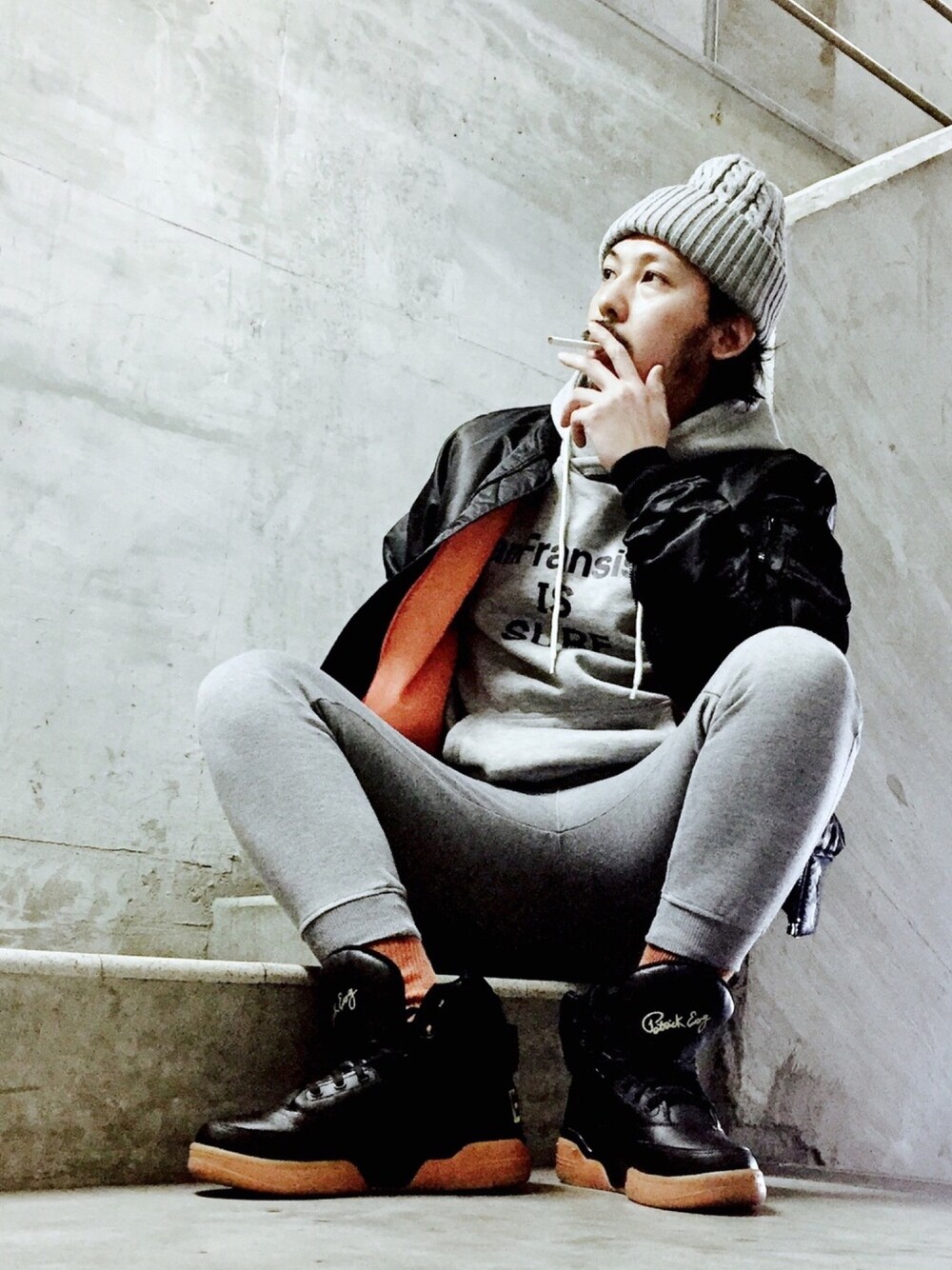 ブラック系のMA-1、グレー系のパーカー、グレー系のその他パンツを着用したメンズの秋コーディネートの1枚目の写真