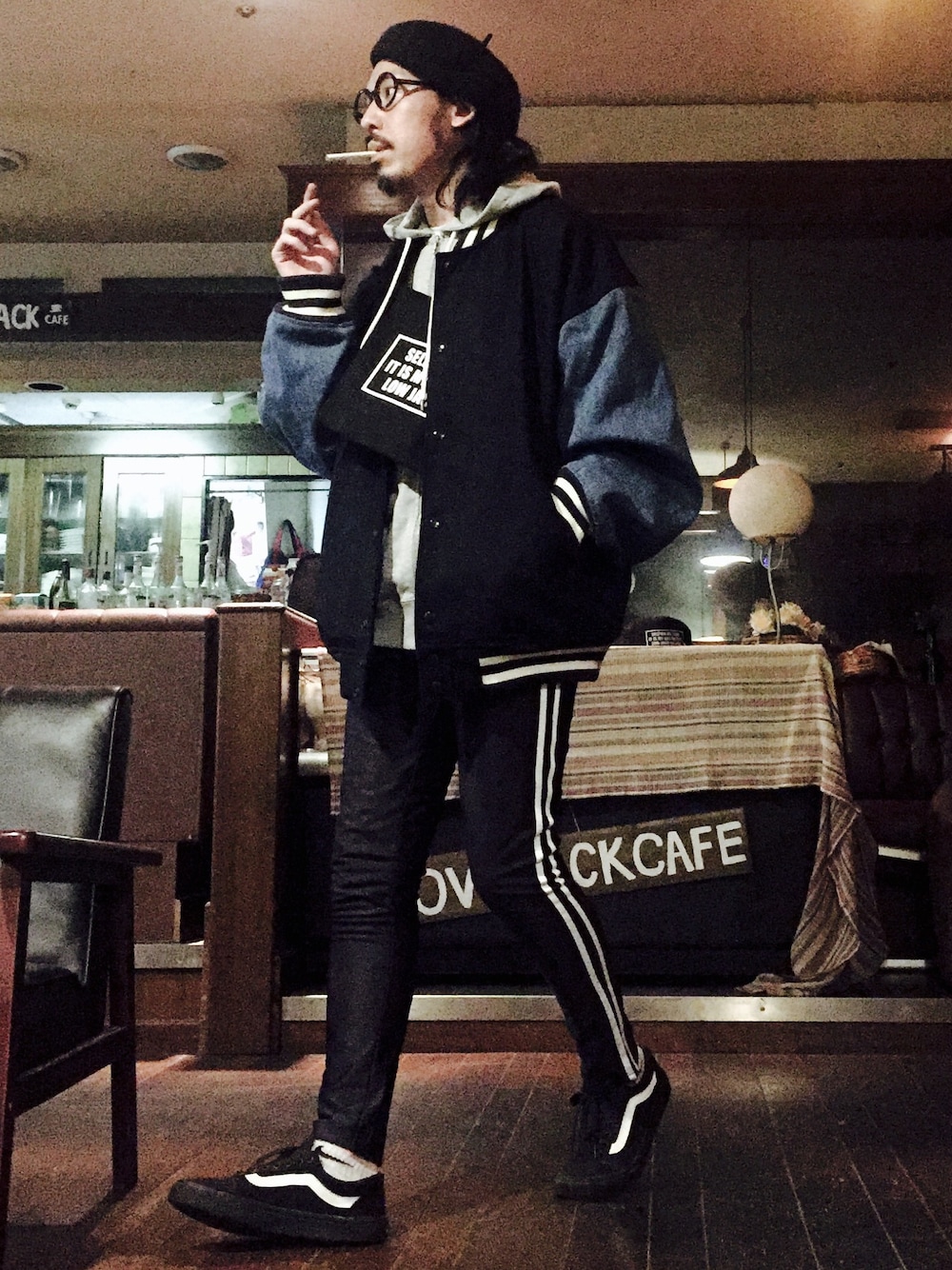 その他のメッセンジャーバッグ、ブラック系のスニーカー、グレー系のパーカーを着用したメンズの秋コーディネートの1枚目の写真