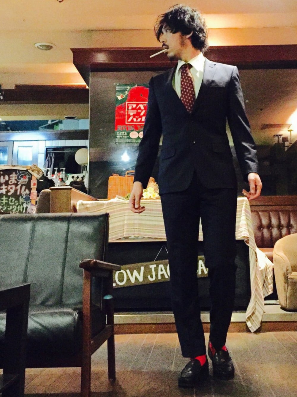 ホワイト系のシャツ/ブラウス、レッド系のネクタイ、ブルー系のセットアップを着用したメンズの冬コーディネートの1枚目の写真