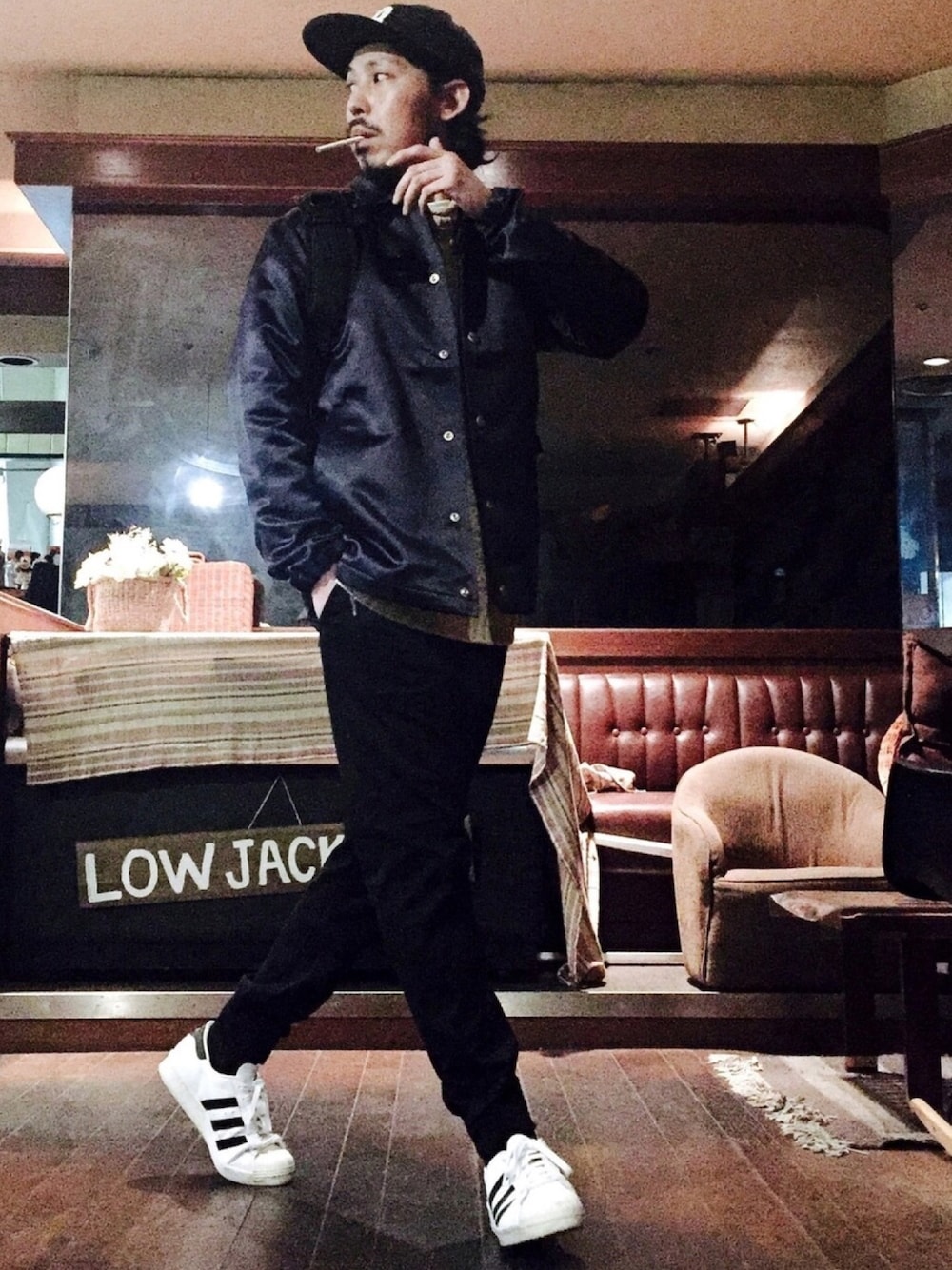 ブルー系のブルゾン、ブラック系のバックパック/リュック、ホワイト系のニット/セーターを着用したメンズの冬コーディネートの1枚目の写真