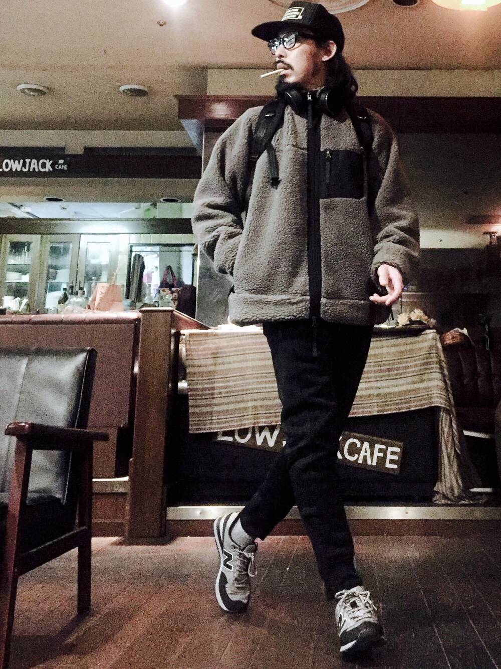 ブラック系のバックパック/リュック、グレー系のブルゾン、グレー系のスニーカーを着用したメンズの冬コーディネートの1枚目の写真