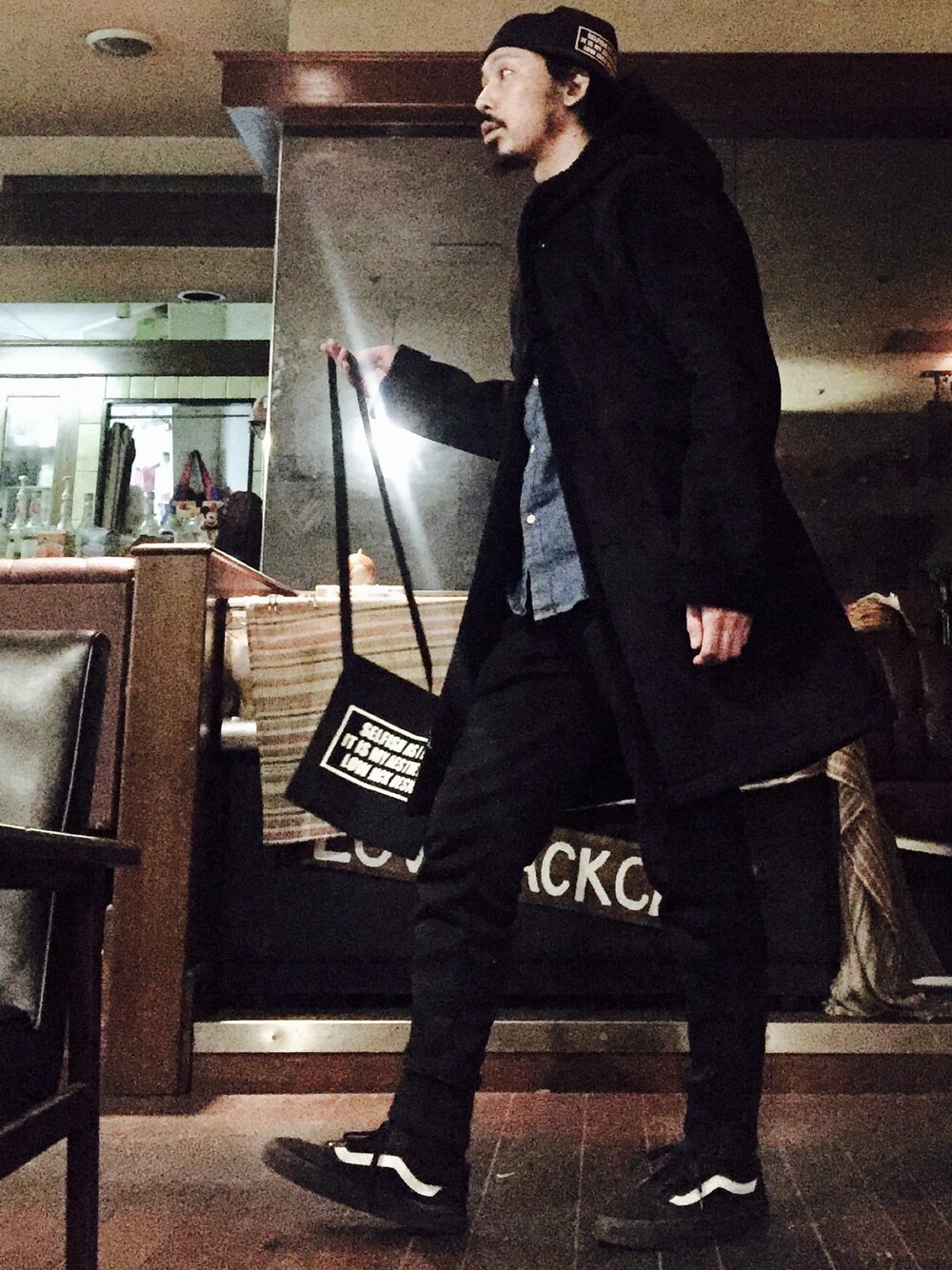 その他のメッセンジャーバッグ、ブラック系のムートンコート、ブラック系のその他パンツを着用したメンズの冬コーディネートの1枚目の写真