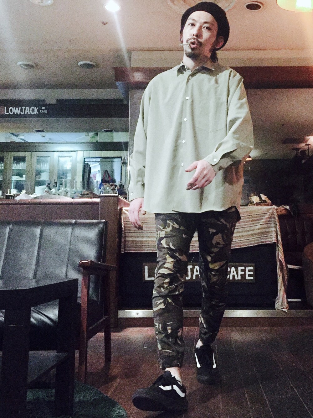 ベージュ系のシャツ/ブラウス、その他のその他パンツ、ブラック系のスニーカーを着用したメンズの冬コーディネートの1枚目の写真