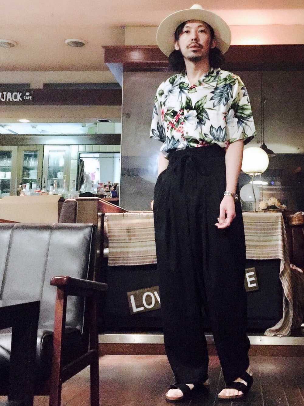 レッド系のシャツ/ブラウス、ブラック系のその他パンツ、ブラック系のサンダルを着用したメンズの春コーディネートの1枚目の写真