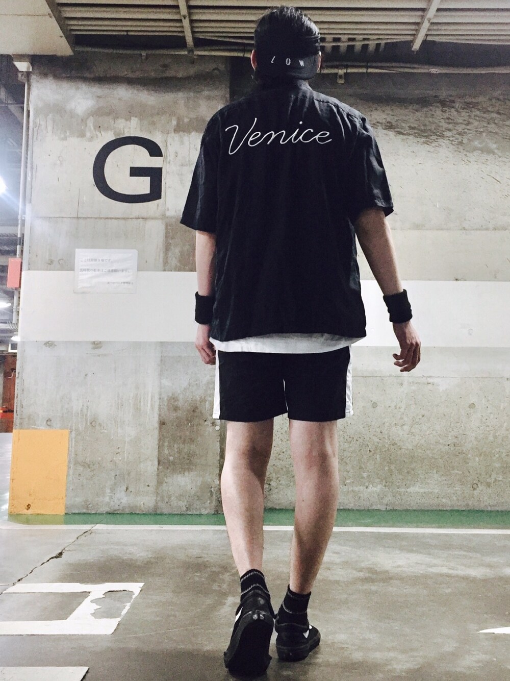 ホワイト系のTシャツ/カットソー、ブラック系のスニーカー、ブラック系のシャツ/ブラウスを着用したメンズの夏コーディネートの1枚目の写真