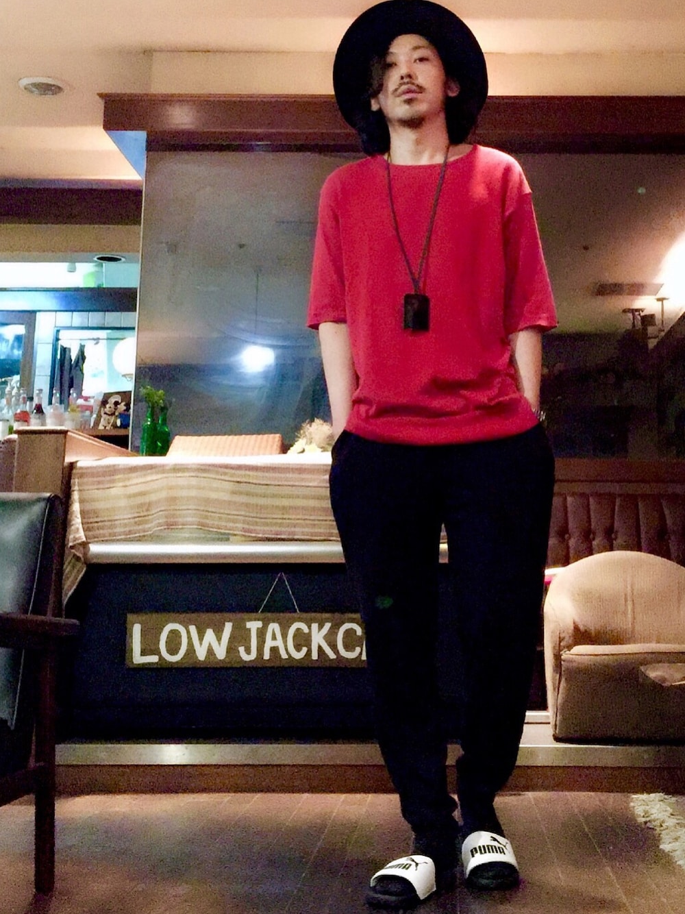 レッド系のTシャツ/カットソー、ブラック系のその他パンツ、ホワイト系のサンダルを着用したメンズの夏コーディネートの1枚目の写真