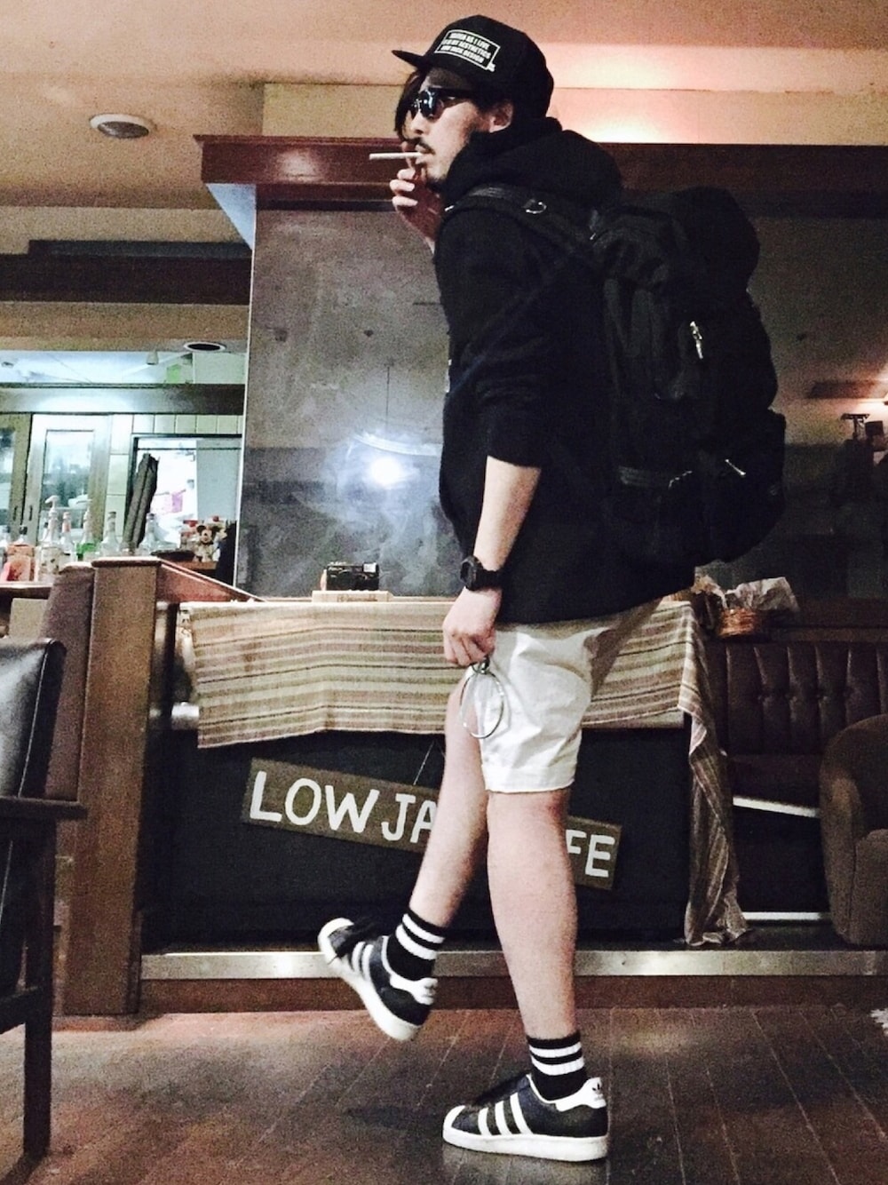 ブラック系のバックパック/リュック、ブラック系のパーカー、ホワイト系のその他パンツを着用したメンズの夏コーディネートの1枚目の写真