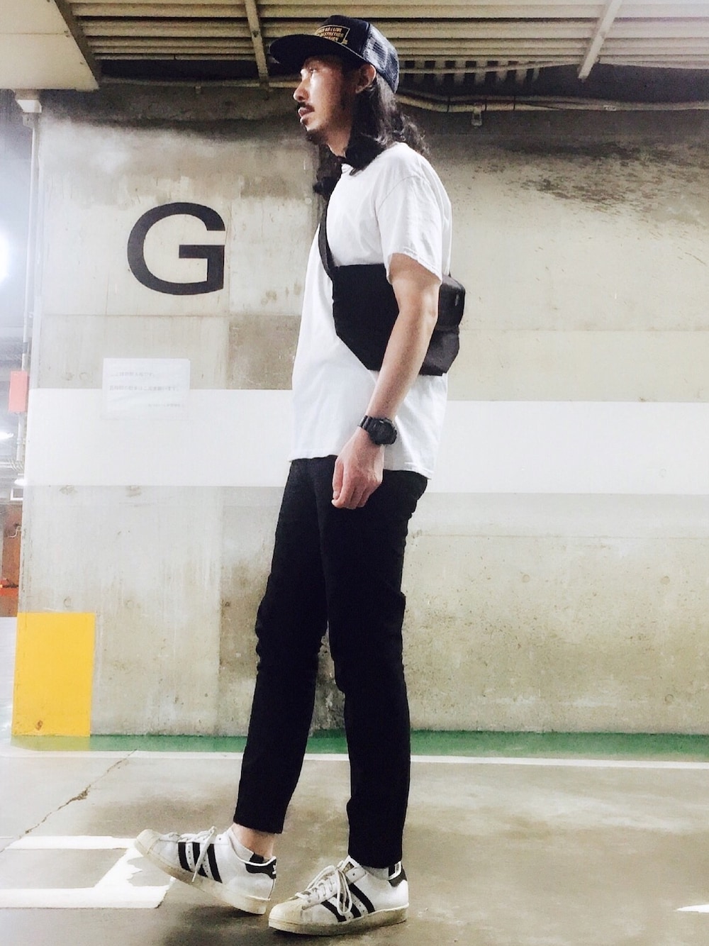 ホワイト系のTシャツ/カットソー、ホワイト系のスニーカー、ブラック系のチノパンツを着用したメンズの夏コーディネートの1枚目の写真