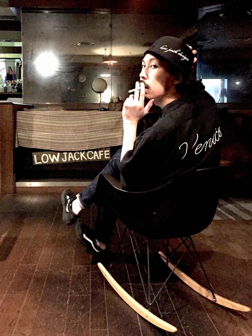 ブラック系のシャツ/ブラウス、ブラック系のスニーカー、ブルー系のデニムパンツを着用したメンズの夏コーディネートの1枚目の写真