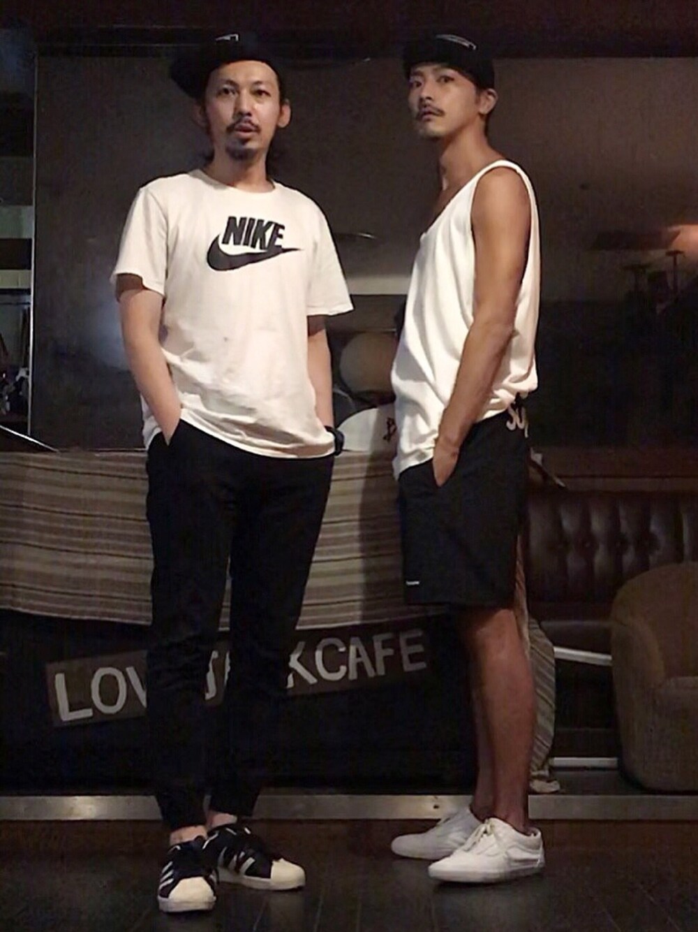 ホワイト系のTシャツ/カットソー、ブラック系のチノパンツ、その他のパンツを着用したメンズの夏コーディネートの1枚目の写真