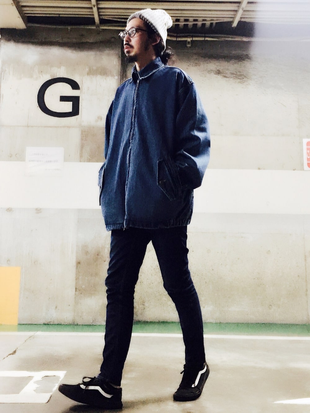 ブルー系のデニムジャケット、ブラック系のデニムパンツ、ブラック系のスニーカーを着用したメンズの秋コーディネートの1枚目の写真