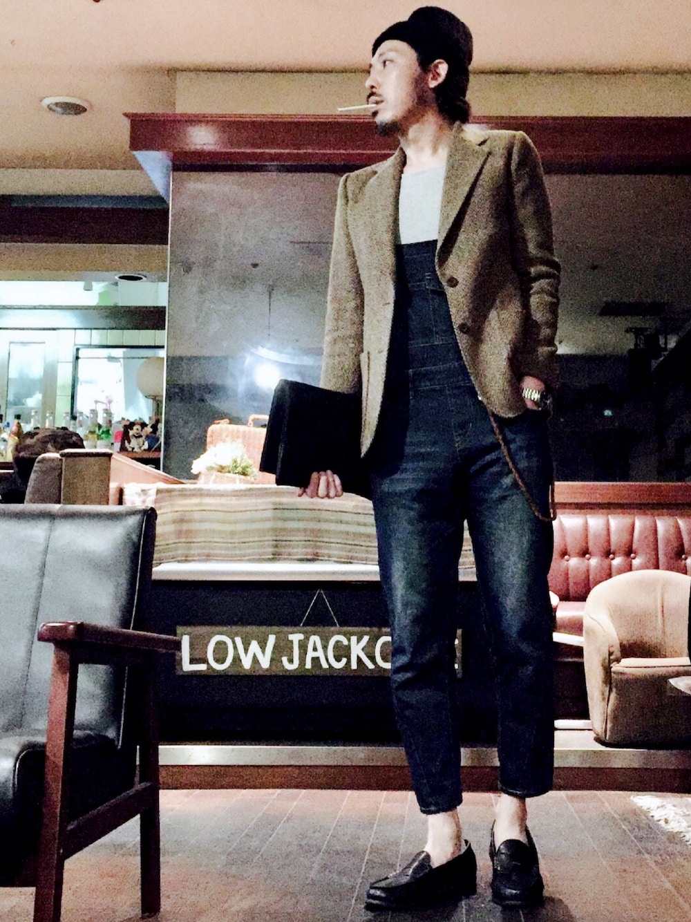 ブラウン系のテーラードジャケット、ブルー系のサロペット/オーバーオール、ブラック系のローファーを着用したメンズの秋コーディネートの1枚目の写真