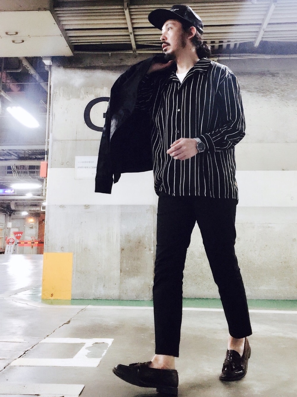 ブラック系のシャツ/ブラウス、ブラック系のスカジャン、ブラック系のチノパンツを着用したメンズの秋コーディネートの1枚目の写真