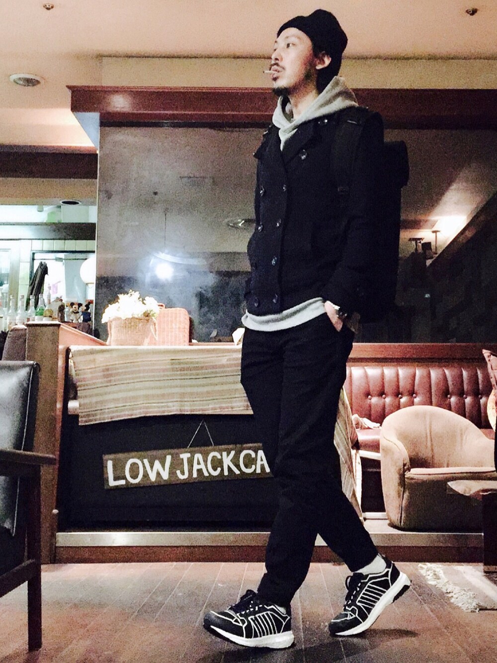 ブルー系のスニーカー、グレー系のパーカー、ブルー系のピーコートを着用したメンズの秋コーディネートの1枚目の写真