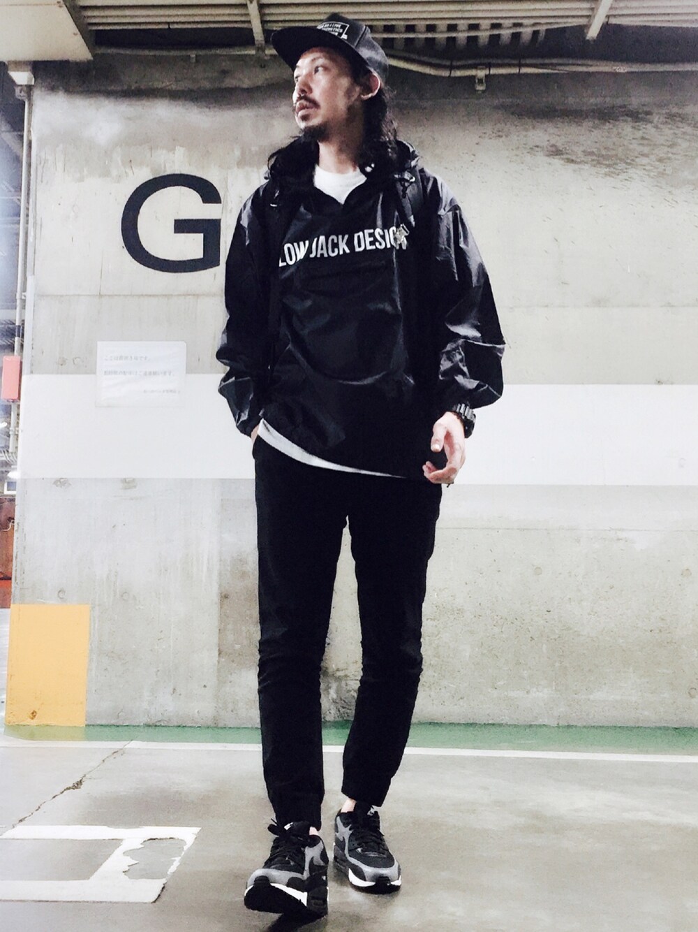 ブラック系のジャケット/アウター、ブラック系のチノパンツ、ブラック系のスニーカーを着用したメンズの秋コーディネートの1枚目の写真