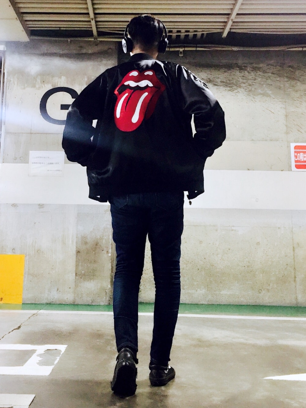 ホワイト系のスカジャン、ホワイト系のTシャツ/カットソー、ブルー系のデニムパンツを着用したメンズの秋コーディネートの1枚目の写真