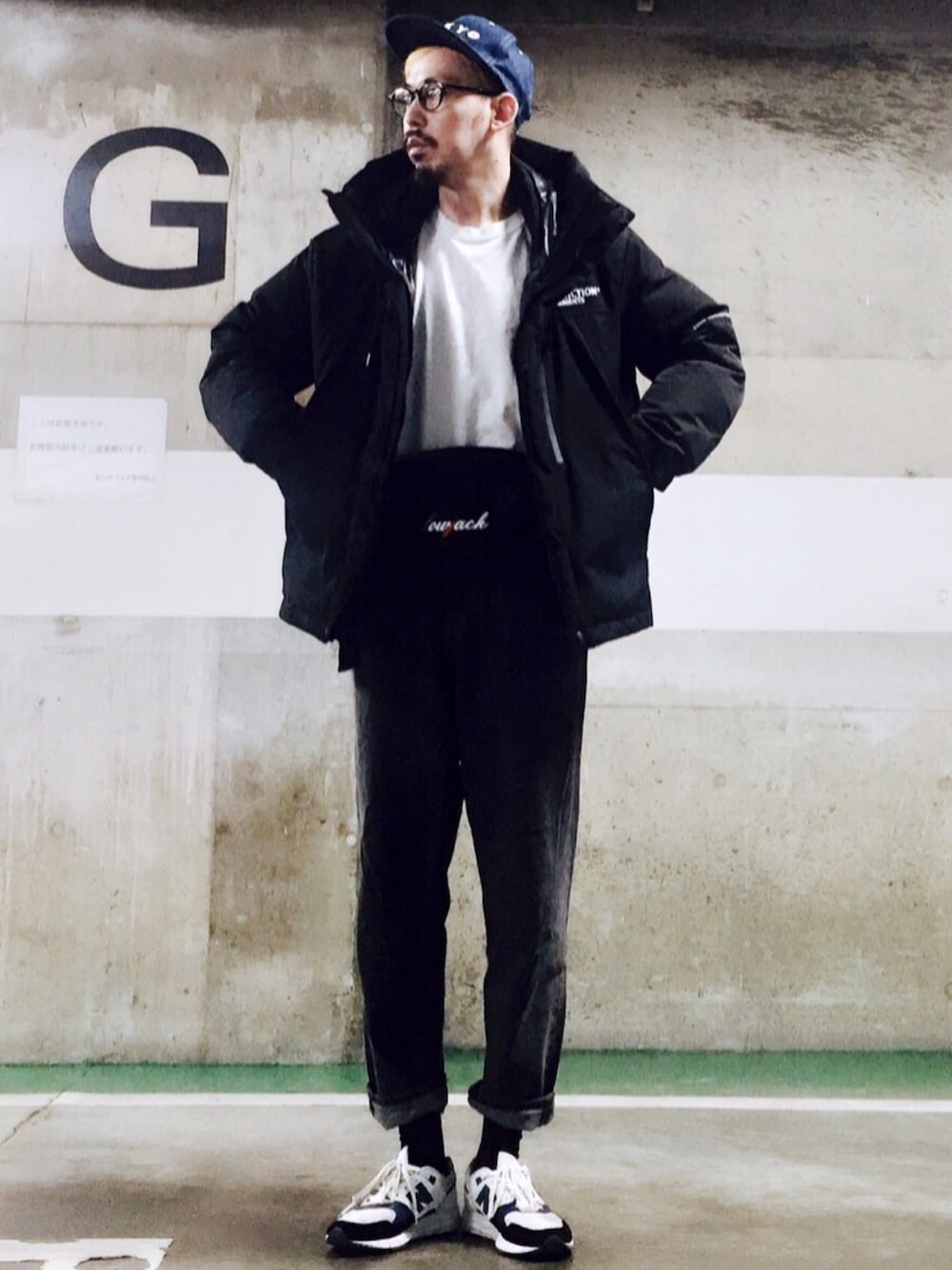 ブラック系のダウンジャケット/コート、ホワイト系のTシャツ/カットソー、ブラック系のデニムパンツを着用したメンズの冬コーディネートの1枚目の写真