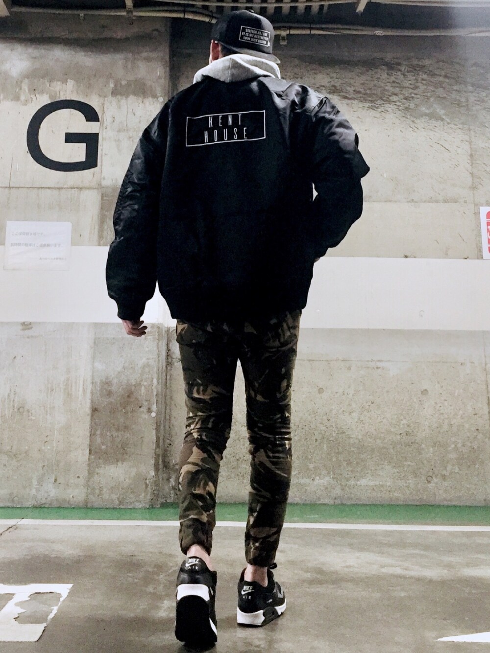 ブラック系のMA-1、その他のその他パンツ、グレー系のパーカーを着用したメンズの冬コーディネートの1枚目の写真