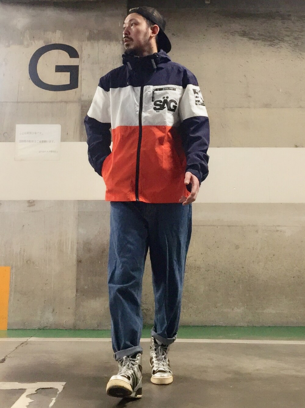 ブルー系のブルゾン、ブルー系のデニムパンツ、シルバー系のスニーカーを着用したメンズの冬コーディネートの1枚目の写真