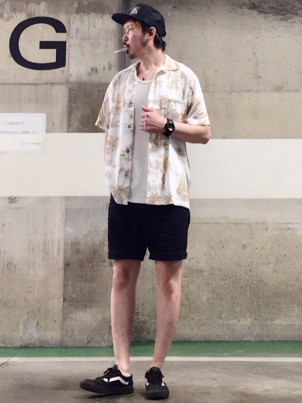 ホワイト系のシャツ/ブラウス、ブラック系のその他パンツ、ブラック系のスニーカーを着用したメンズの春コーディネートの1枚目の写真