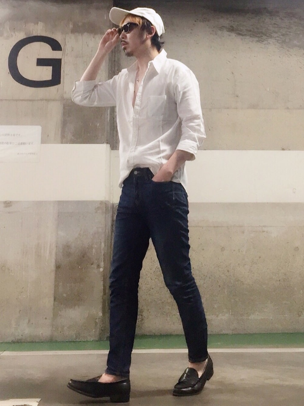 ホワイト系のシャツ/ブラウス、ブラック系のローファー、ブルー系のデニムパンツを着用したメンズの春コーディネートの1枚目の写真