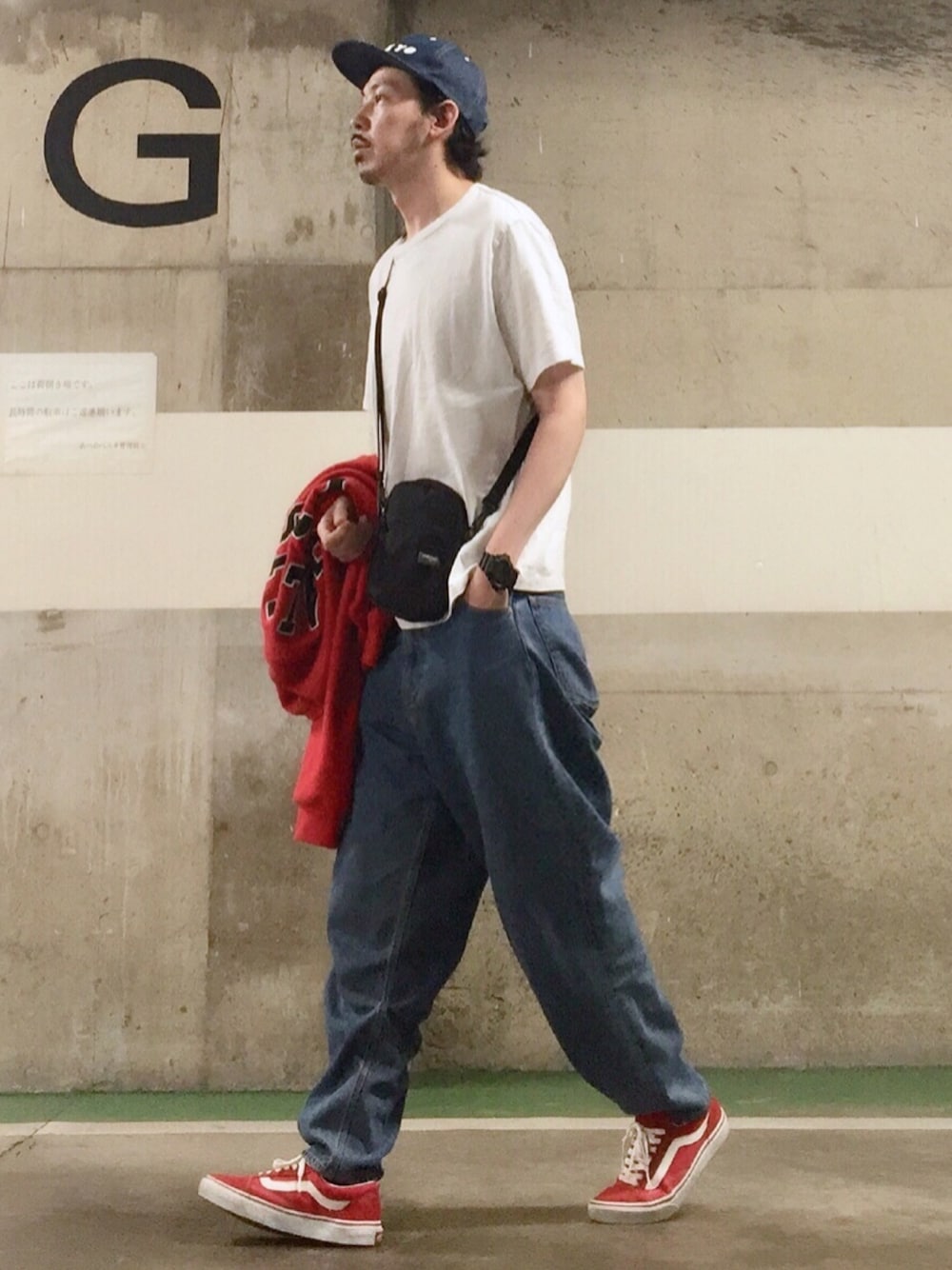 ホワイト系のTシャツ/カットソー、レッド系のスウェット、ブラック系のショルダーバッグを着用したメンズの春コーディネートの1枚目の写真