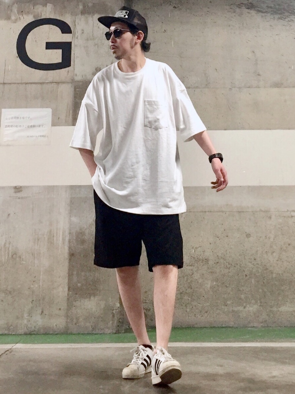 ホワイト系のTシャツ/カットソー、ブラック系のその他パンツ、ホワイト系のスニーカーを着用したメンズの夏コーディネートの1枚目の写真