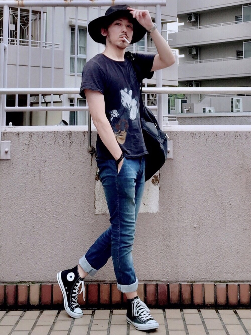 ブラック系のTシャツ/カットソー、ブラック系のスニーカー、ブラック系のハットを着用したメンズの夏コーディネートの1枚目の写真