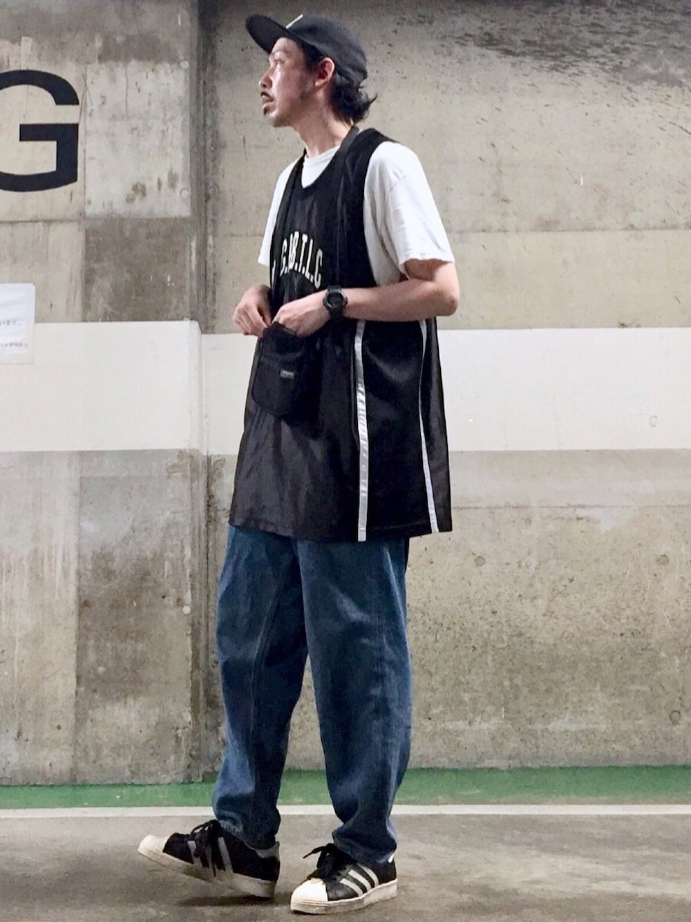 ブラック系のタンクトップ、ホワイト系のTシャツ/カットソー、ブラック系のショルダーバッグを着用したメンズの夏コーディネートの1枚目の写真