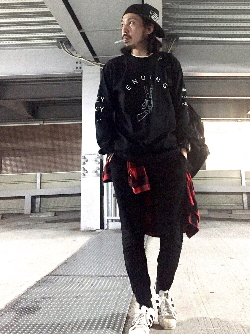 ブラック系のTシャツ/カットソー、ブラック系のその他パンツ、ホワイト系のスニーカーを着用したメンズの夏コーディネートの1枚目の写真