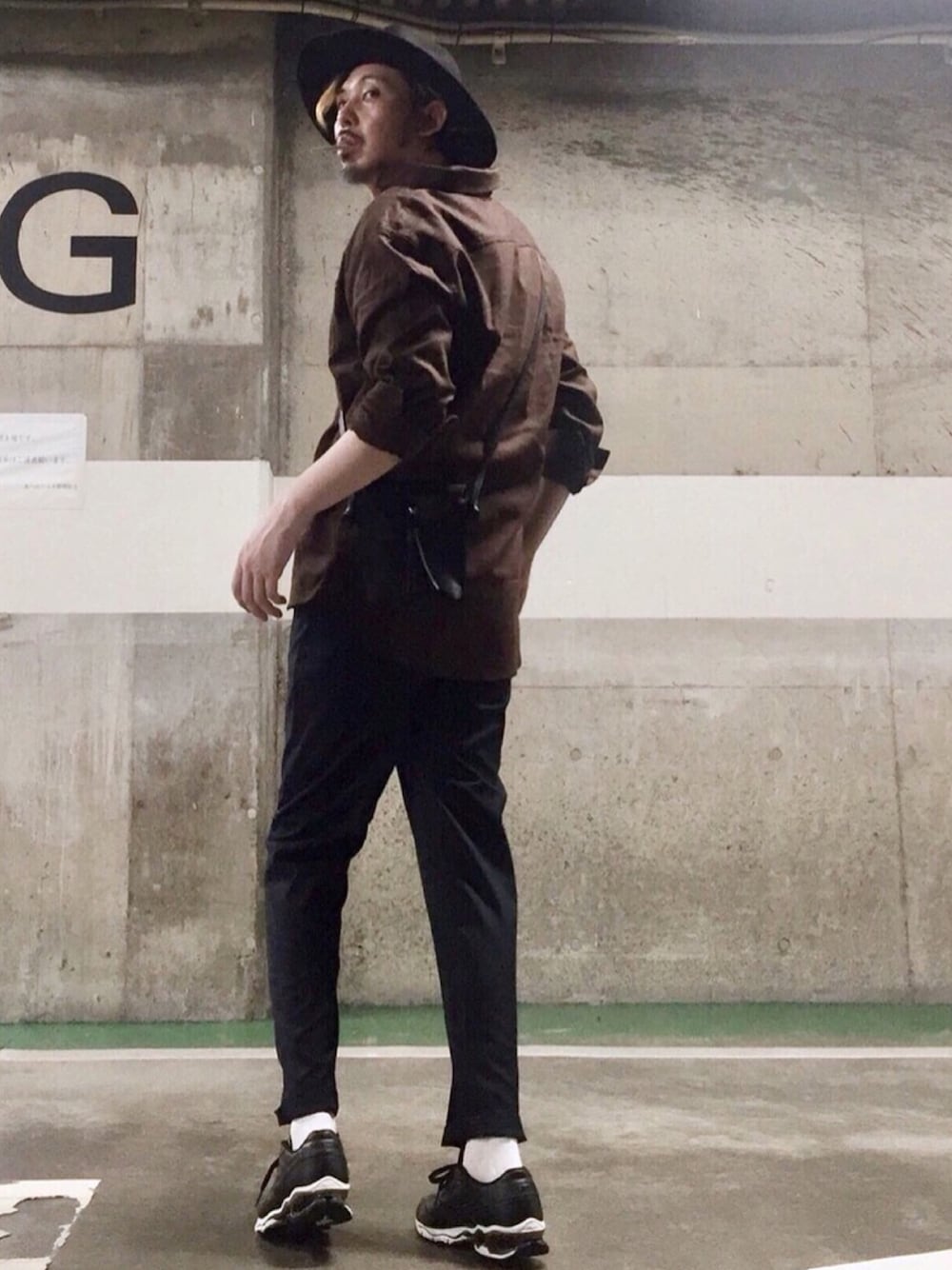 ブラウン系のシャツ/ブラウス、ブラック系のスニーカー、ブラック系のスラックスを着用したメンズの秋コーディネートの1枚目の写真