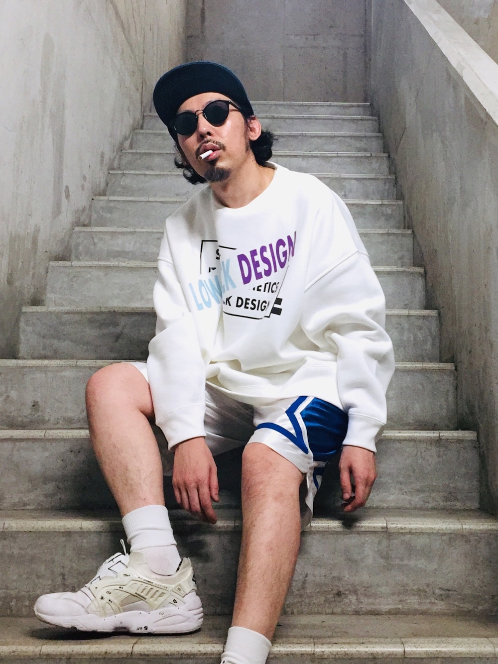 ホワイト系のスウェット、ホワイト系のパンツ、ホワイト系のスニーカーを着用したメンズの秋コーディネートの1枚目の写真