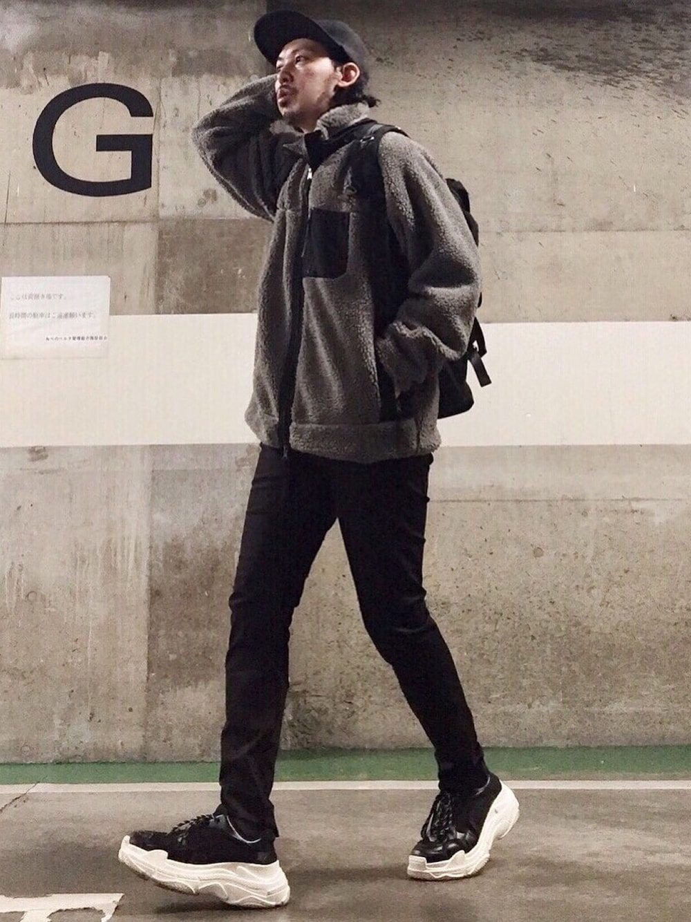 ブラック系のデニムパンツ、グレー系のブルゾン、ブラック系のスニーカーを着用したメンズの秋コーディネートの1枚目の写真