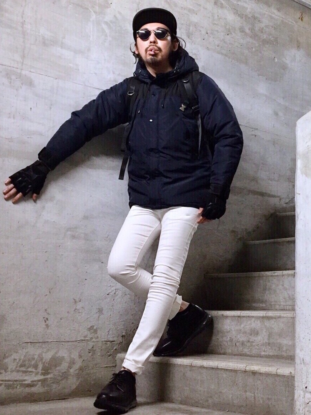 その他のダウンジャケット/コート、ホワイト系のその他パンツ、ブラック系のスニーカーを着用したメンズの冬コーディネートの1枚目の写真