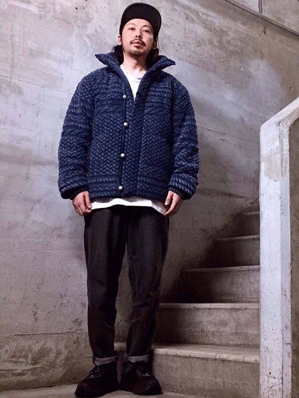 ブルー系のダウンジャケット/コート、ブラック系のデニムパンツ、ブラック系のスニーカーを着用したメンズの冬コーディネートの1枚目の写真