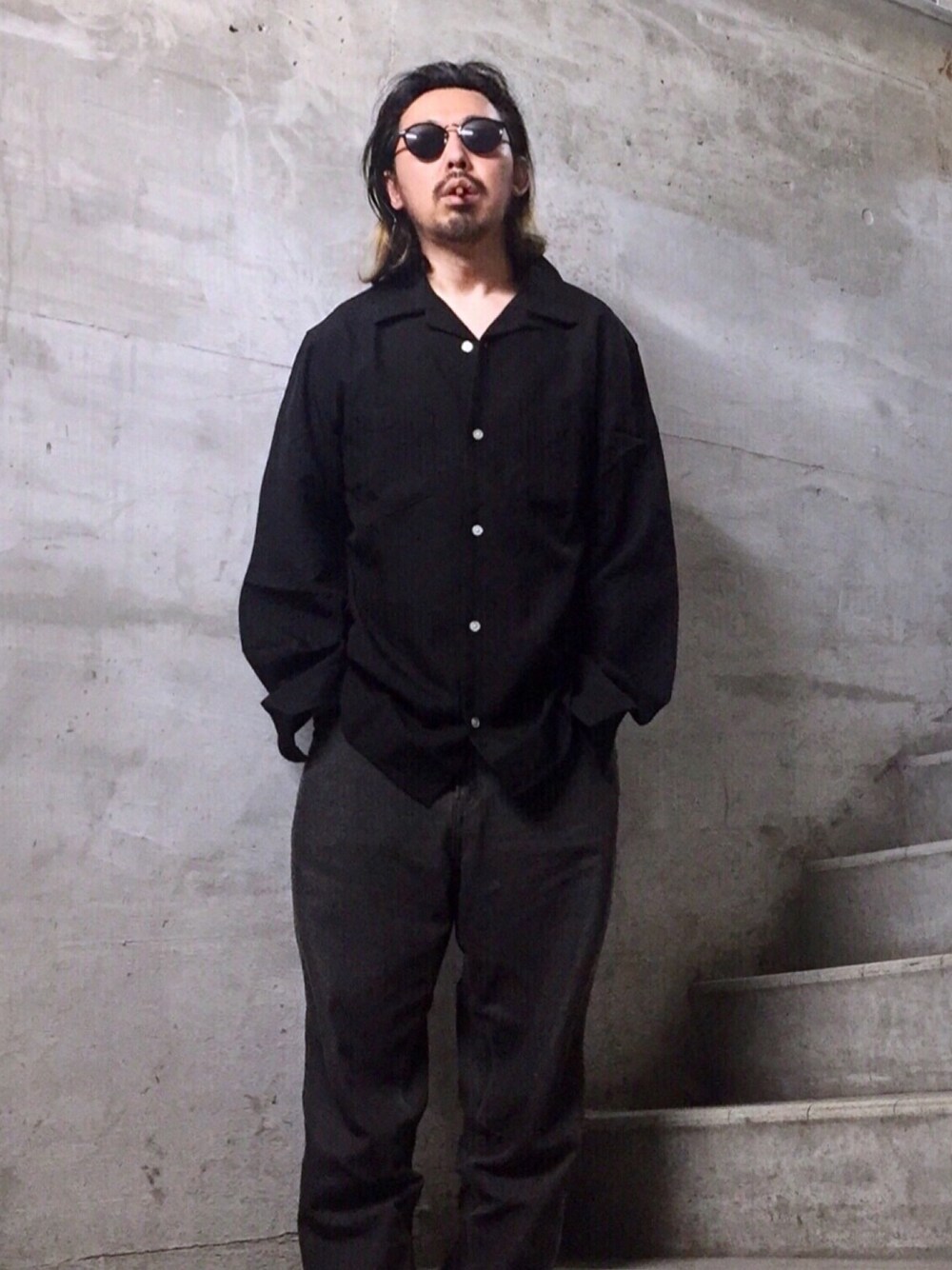 ブラック系のデニムパンツ、ブラック系のシャツ/ブラウス、ブラック系のサングラスを着用したメンズの春コーディネートの1枚目の写真