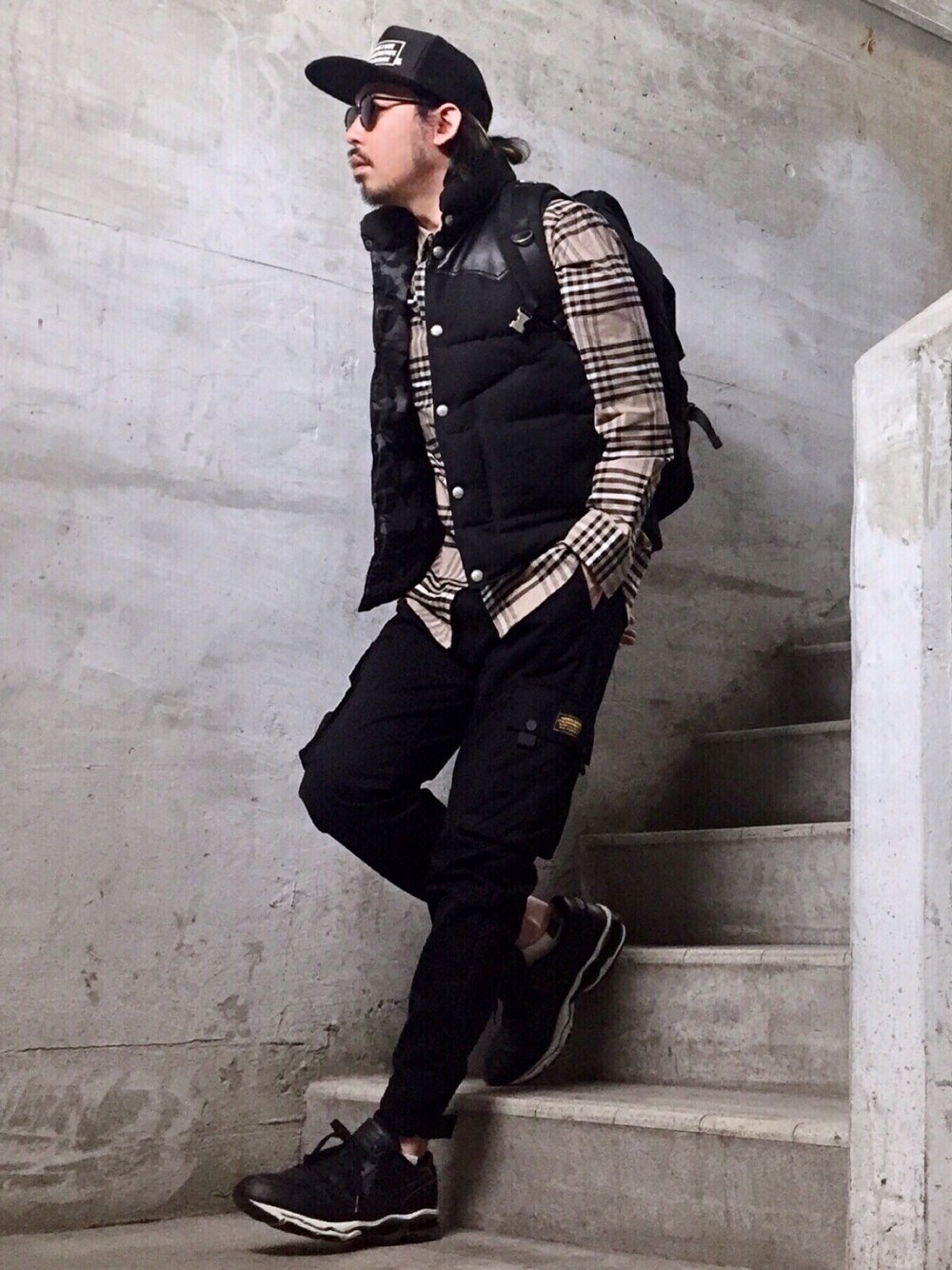 ベージュ系のシャツ/ブラウス、ブラック系のカーゴパンツ、ブラック系のスニーカーを着用したメンズの春コーディネートの1枚目の写真